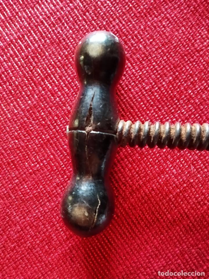 Antig&uuml;edades: Antiguo sacacorchos de hierro con mango de madera. - Foto 2