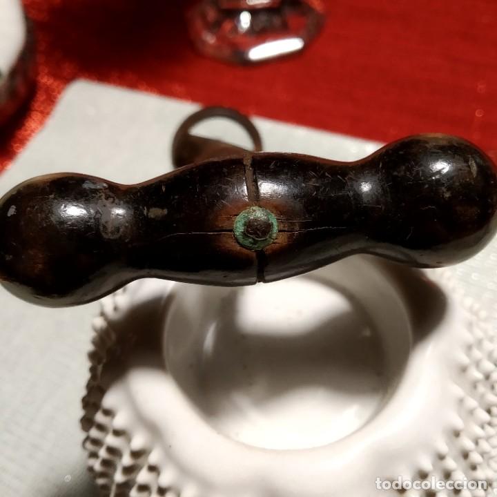 Antig&uuml;edades: Antiguo sacacorchos de hierro con mango de madera. - Foto 4