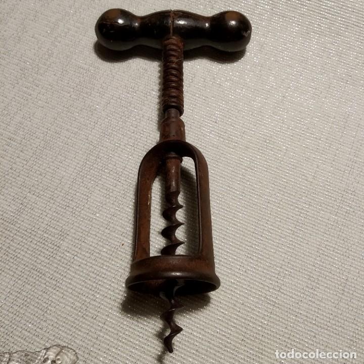 Antig&uuml;edades: Antiguo sacacorchos de hierro con mango de madera. - Foto 5