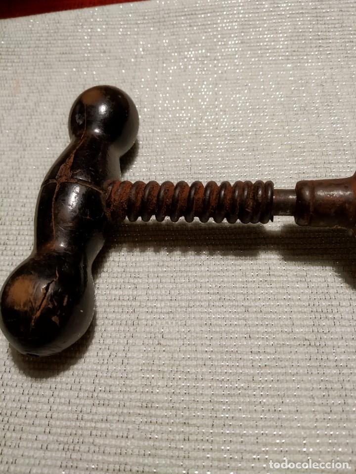 Antig&uuml;edades: Antiguo sacacorchos de hierro con mango de madera. - Foto 7