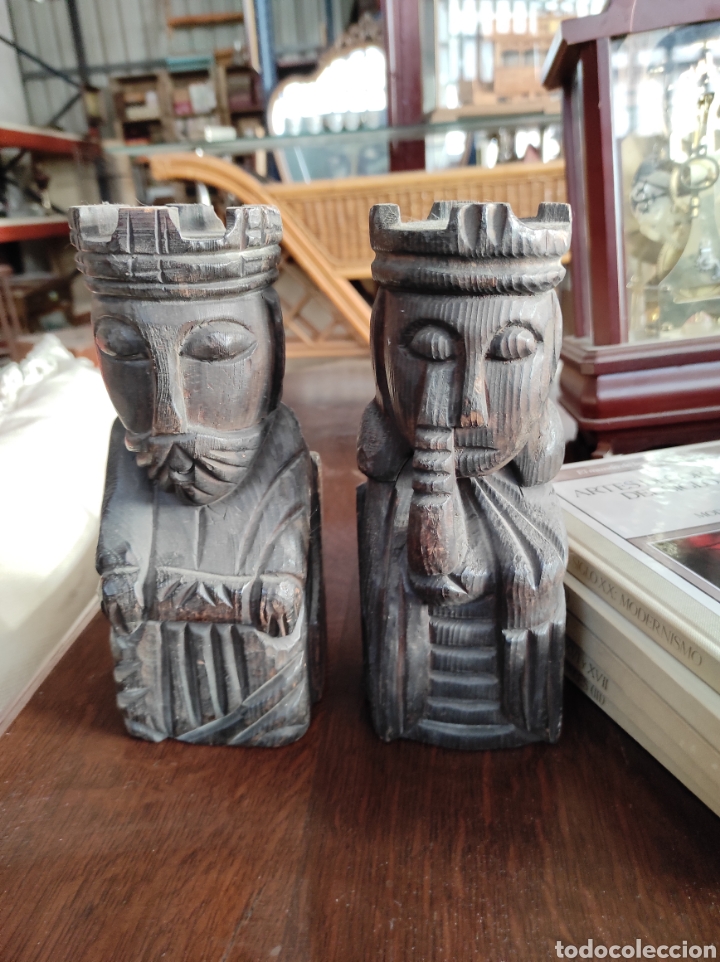 Oggetti Antichi: Pareja de sujeta libros en madera trabajada.