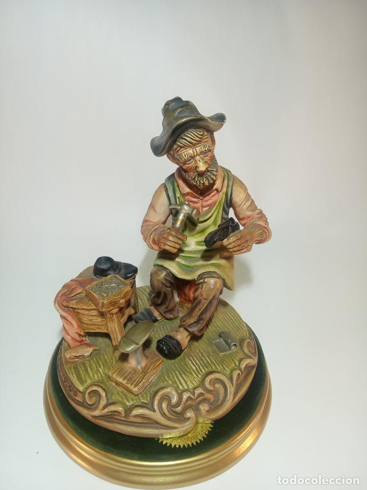 Antiquit&auml;ten: Divertida figura de zapatero remend&oacute;n. cer&aacute;mica pintada a mano. 20 cm. de alto. 846 g.