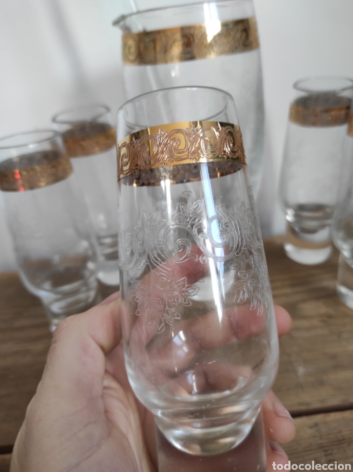 Antigüedades: Juego de jarra con 6 copas/vasos, cristal tallado y oro. Lujo. - Foto 5 - 230863595