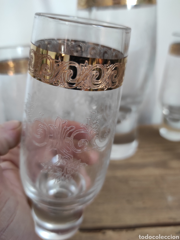 Antigüedades: Juego de jarra con 6 copas/vasos, cristal tallado y oro. Lujo. - Foto 6 - 230863595