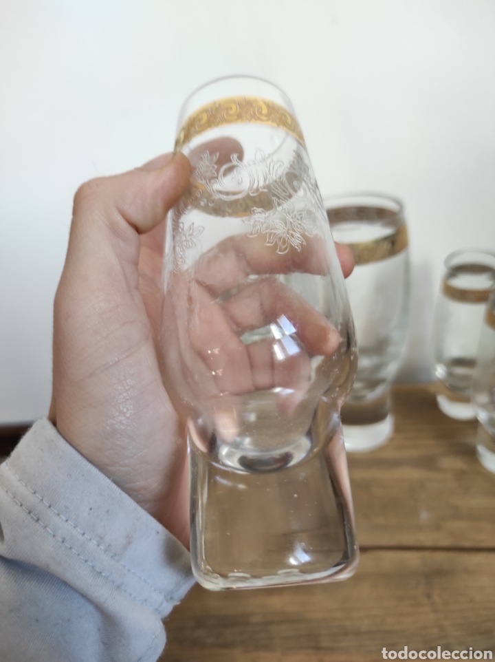Antigüedades: Juego de jarra con 6 copas/vasos, cristal tallado y oro. Lujo. - Foto 8 - 230863595