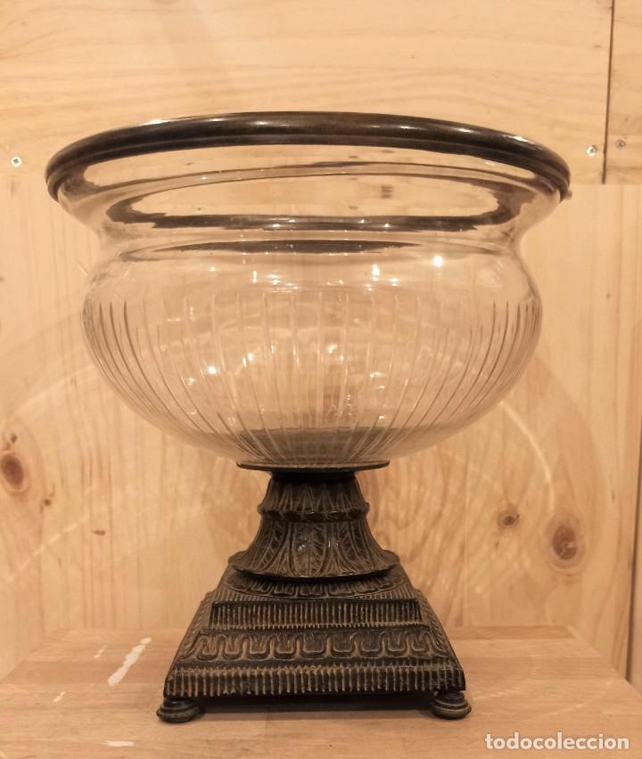 Antig&uuml;edades: Copa Grande Centro de Mesa (Bronce y Cristal) - Foto 1
