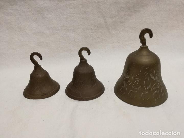 Antig&uuml;edades: CONJUNTO DE CAMPANAS DECORATIVAS DE BRONCE / LATON - Foto 18