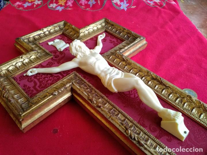 Antig&uuml;edades: Crucifijo en marco de madera - Foto 2