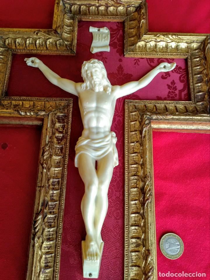 Antig&uuml;edades: Crucifijo en marco de madera - Foto 3