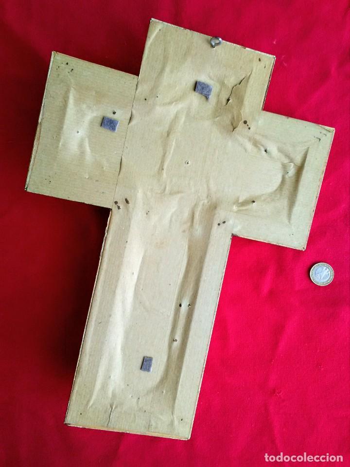 Antig&uuml;edades: Crucifijo en marco de madera - Foto 4