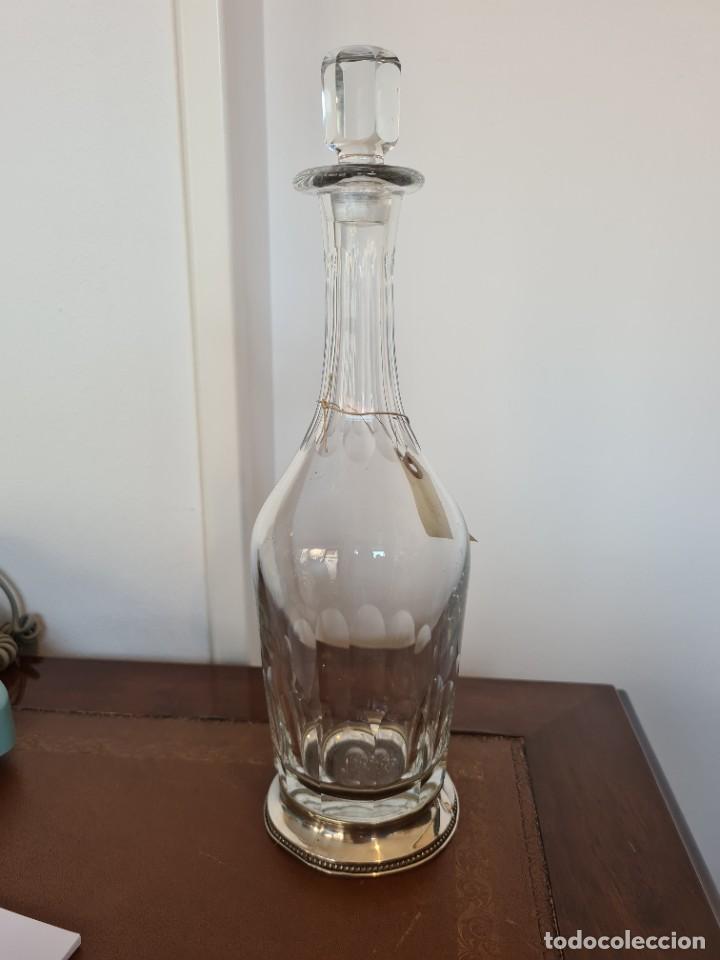 Antig&uuml;edades: Licorera de cristal con base de plata - Foto 1