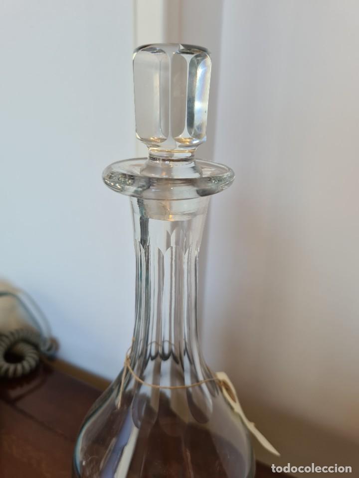 Antig&uuml;edades: Licorera de cristal con base de plata - Foto 2