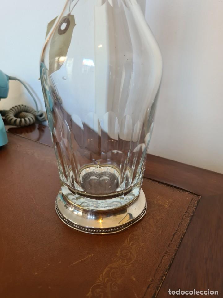 Antig&uuml;edades: Licorera de cristal con base de plata - Foto 3