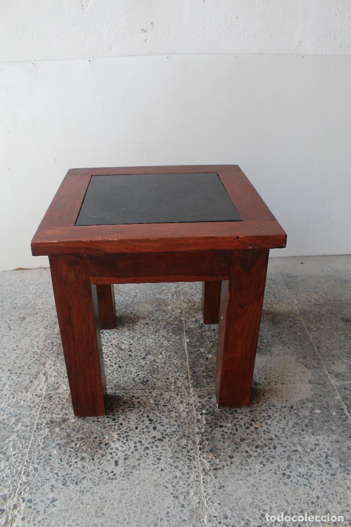 Antig&uuml;edades: mesa baja maciza de madera tropical - Foto 1