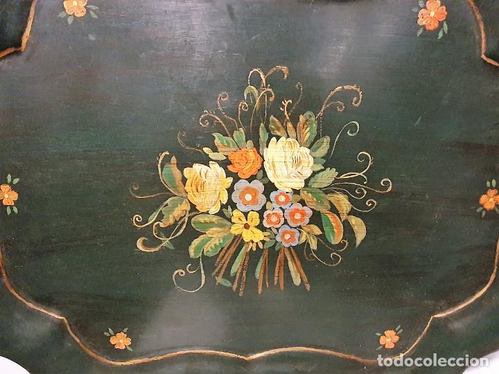 Antig&uuml;edades: BANDEJA DE METAL DECORADA A MANO - Foto 2