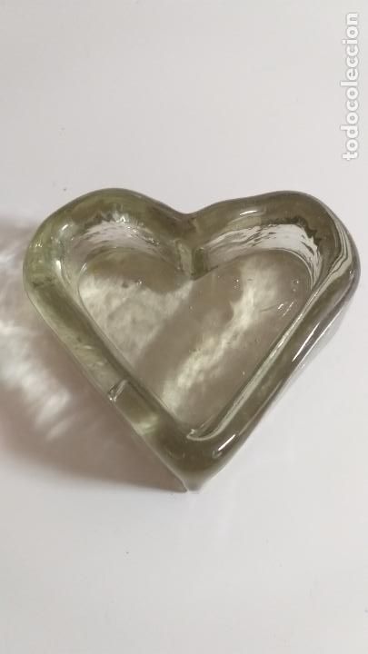 Antig&uuml;edades: Peque&ntilde;o joyero de cristal. Forma de coraz&oacute;n - Foto 3