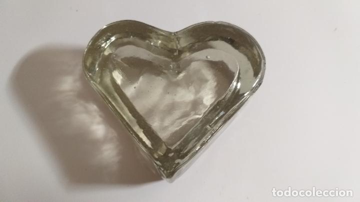 Antig&uuml;edades: Peque&ntilde;o joyero de cristal. Forma de coraz&oacute;n - Foto 1