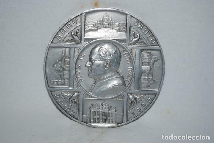 Antig&uuml;edades: GRAN MEDALLA DEL A&Ntilde;O SANTO 1925 . - Foto 1