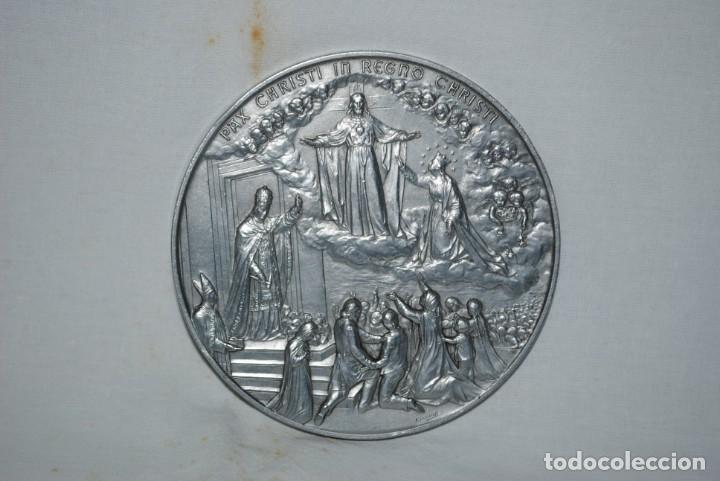 Antig&uuml;edades: GRAN MEDALLA DEL A&Ntilde;O SANTO 1925 . - Foto 2