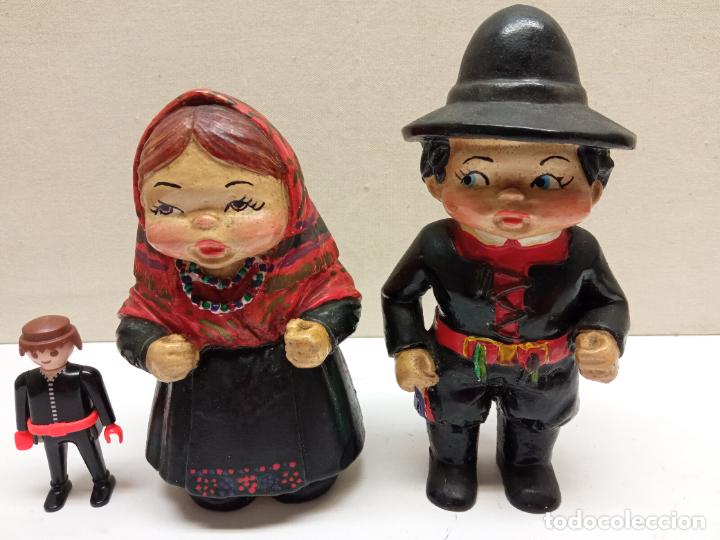 Antig&uuml;edades: Antiguas terracotas policromadas - grandes - Pareja traje regional estilo Ferr&aacute;ndiz