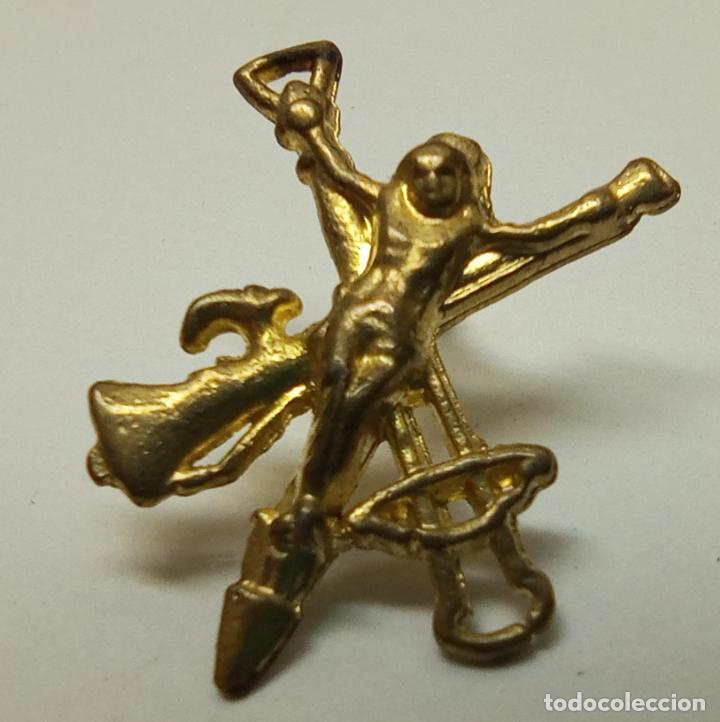 Antig&uuml;edades: pin - Cristo de La Legion - matal dorado