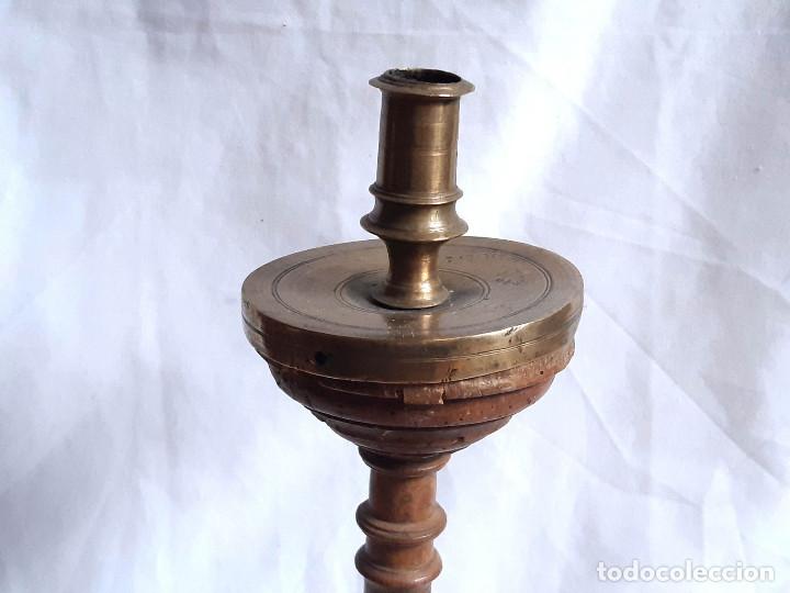 Antig&uuml;edades: Candelabro en madera y bronce. Siglo XVII. - Foto 2
