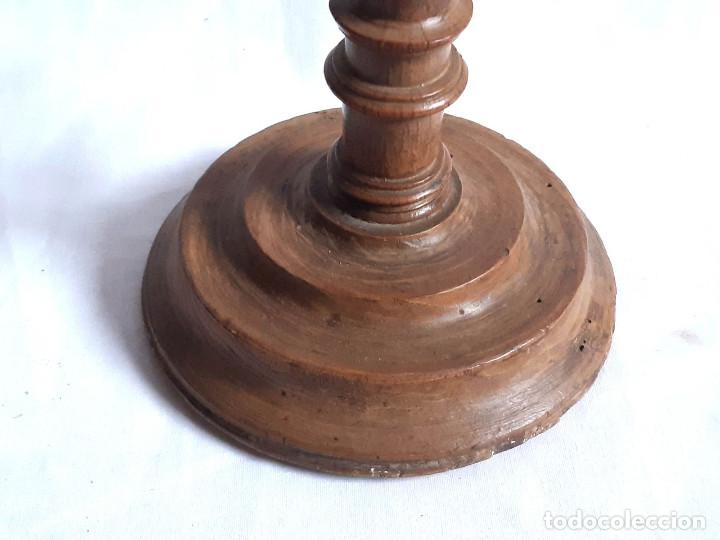 Antig&uuml;edades: Candelabro en madera y bronce. Siglo XVII. - Foto 3