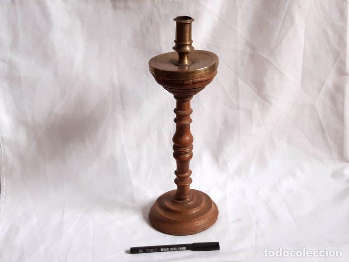 Antig&uuml;edades: Candelabro en madera y bronce. Siglo XVII. - Foto 1