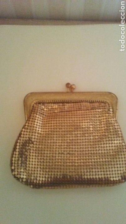 Antig&uuml;edades: Cartera de malla dorada,mide 14x12. - Foto 1