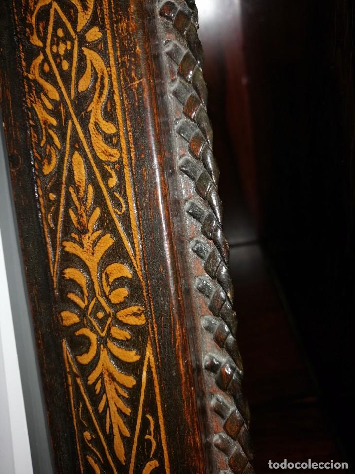 Antig&uuml;edades: Marco repujado piel - Foto 2