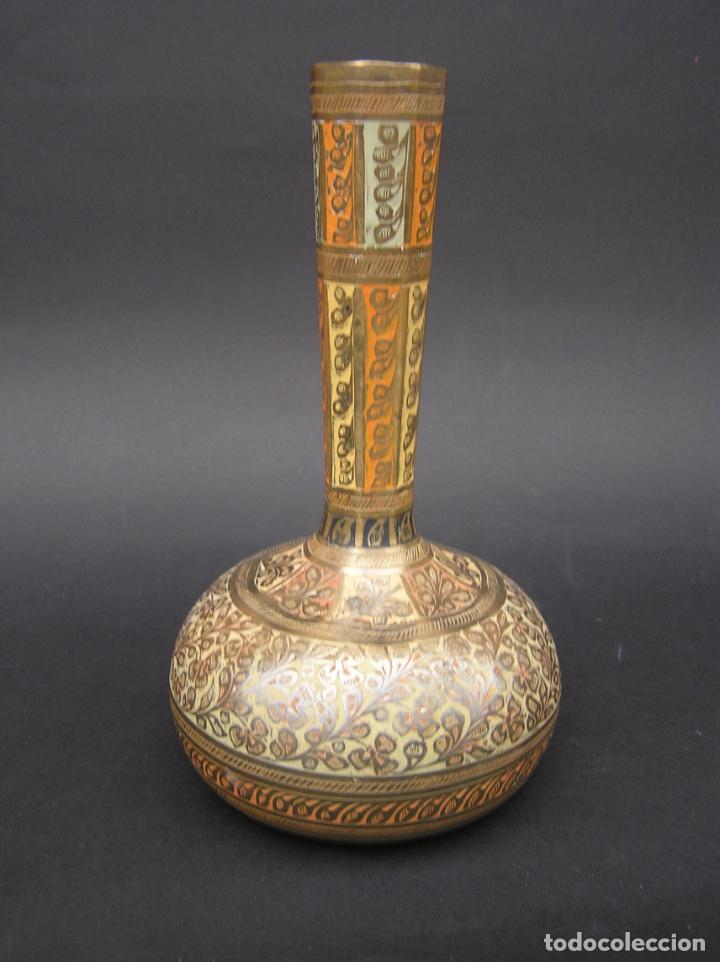Antig&uuml;edades: ANTIGUA BOTELLA HIND&Uacute;. Cobre esmaltado al fuego. 19,5 cm.