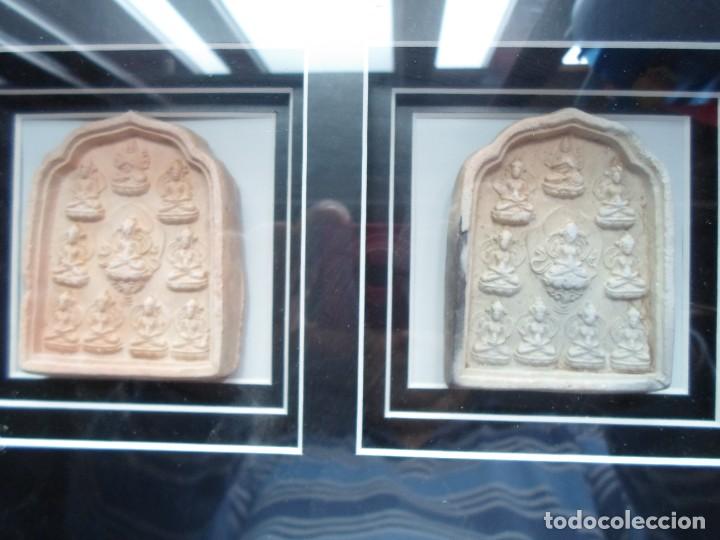 Antig&uuml;edades: Dos piezas Estela de barro imitando tallas budistas bien enmarcadas juntas en aluminio de 20x25cms