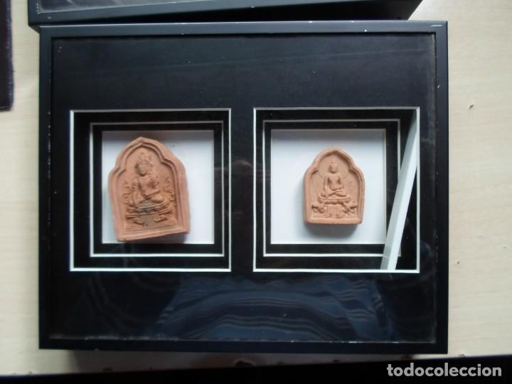 Antig&uuml;edades: Dos piezas Estela de barro imitando tallas budistas bien enmarcadas juntas en aluminio de 20x25cms