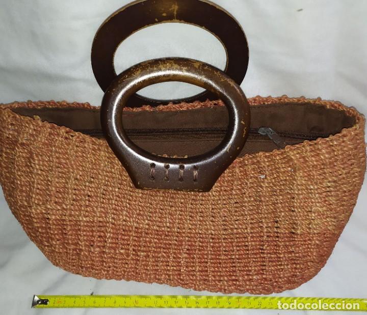 Antig&uuml;edades: BOLSO MIMBRE MARRON ASAS MADERA - Foto 1