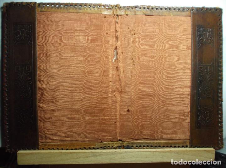 Antig&uuml;edades: PORTA DOCUMENTO EN CUERO REPUJADO - ANTIGUO - Foto 2