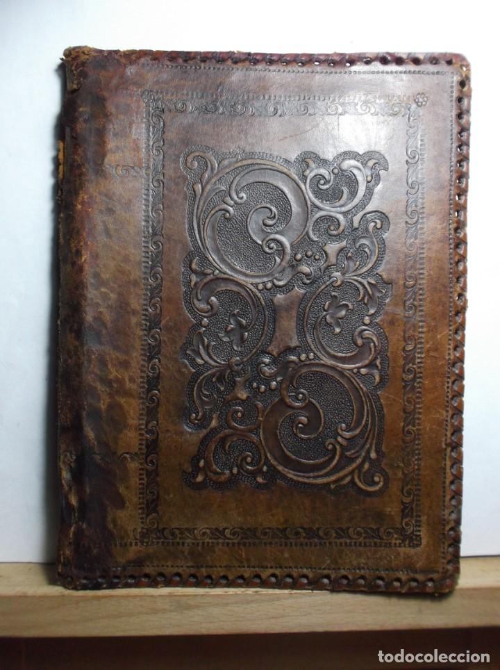 Antig&uuml;edades: PORTA DOCUMENTO EN CUERO REPUJADO - ANTIGUO - Foto 3