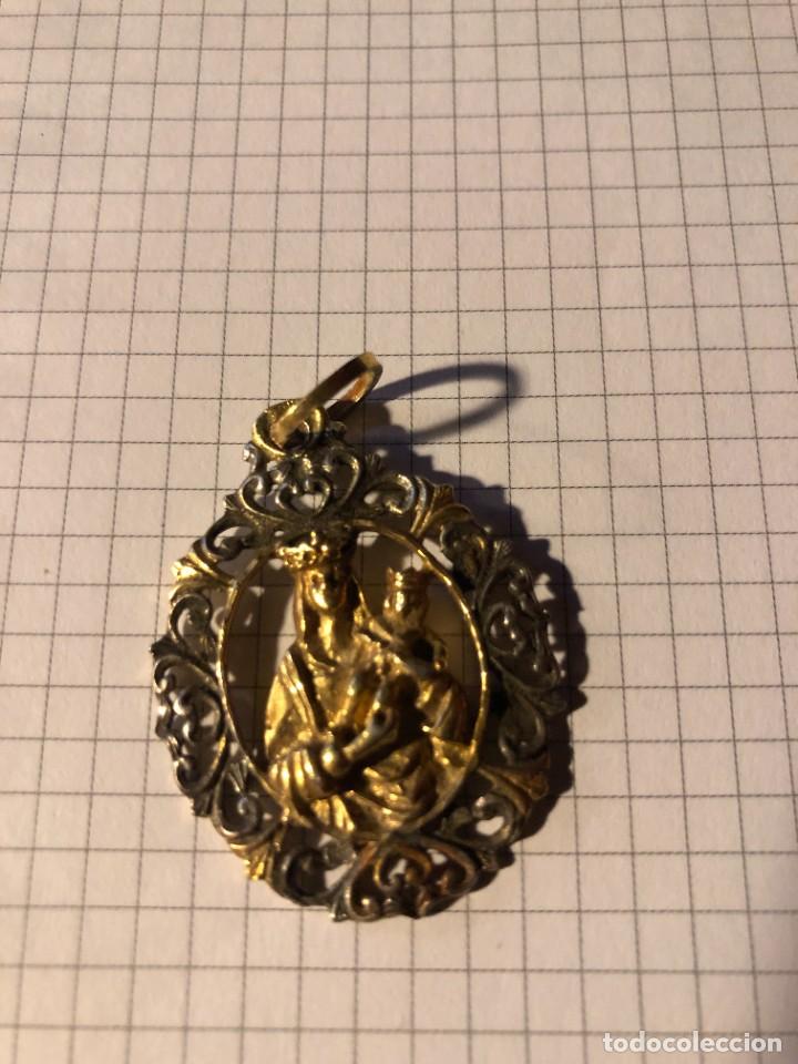 Antig&uuml;edades: MEDALLA EN PLATA DORADA VIRGEN DE LA ALMUDENA - Foto 1
