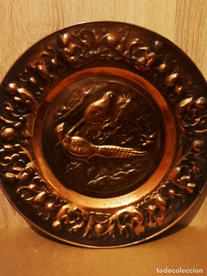 Antig&uuml;edades: Plato cobre con grabado de p&aacute;jaros - Foto 1