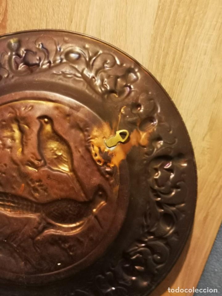 Antig&uuml;edades: Plato cobre con grabado de p&aacute;jaros - Foto 3