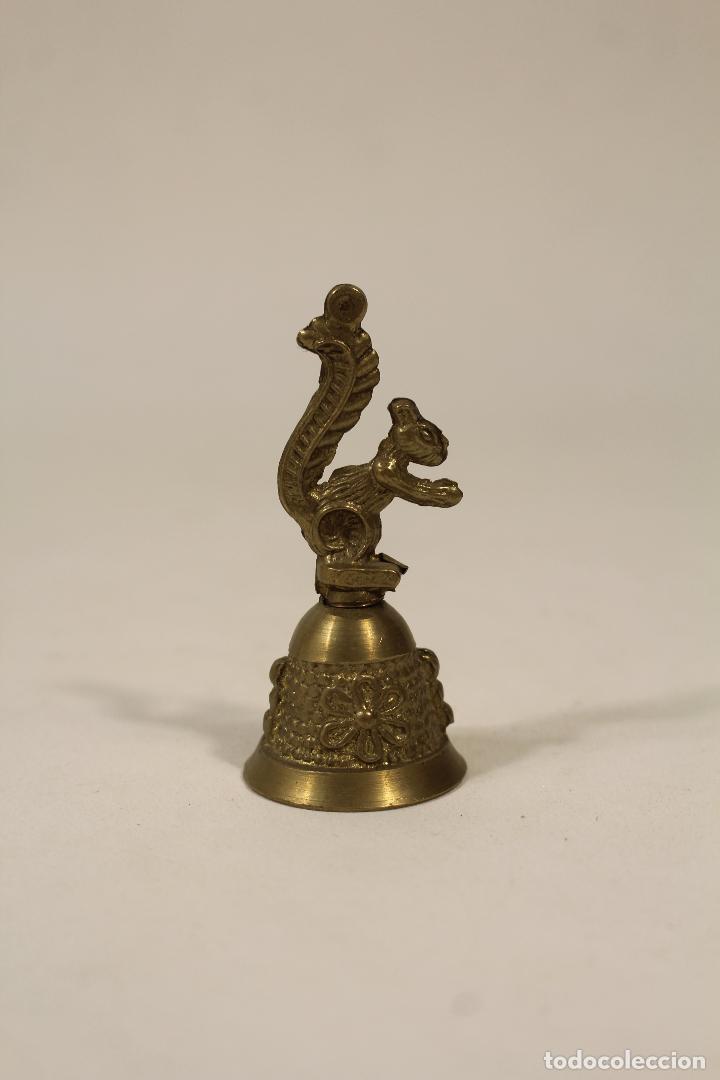 Antig&uuml;edades: campana de bronce ardilla - Foto 1