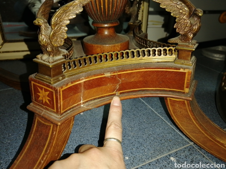 Antig&uuml;edades: Mesa madera redonda con marqueter&iacute;a y bronce - Foto 9