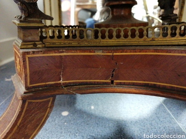 Antig&uuml;edades: Mesa madera redonda con marqueter&iacute;a y bronce - Foto 10