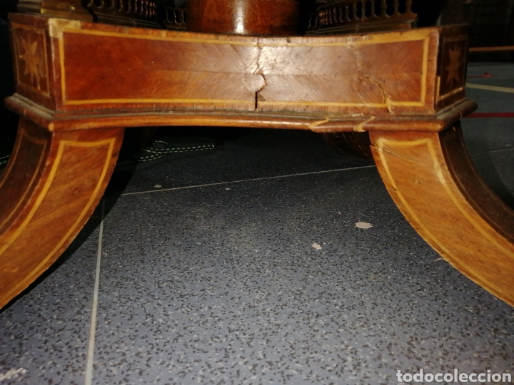 Antig&uuml;edades: Mesa madera redonda con marqueter&iacute;a y bronce - Foto 11