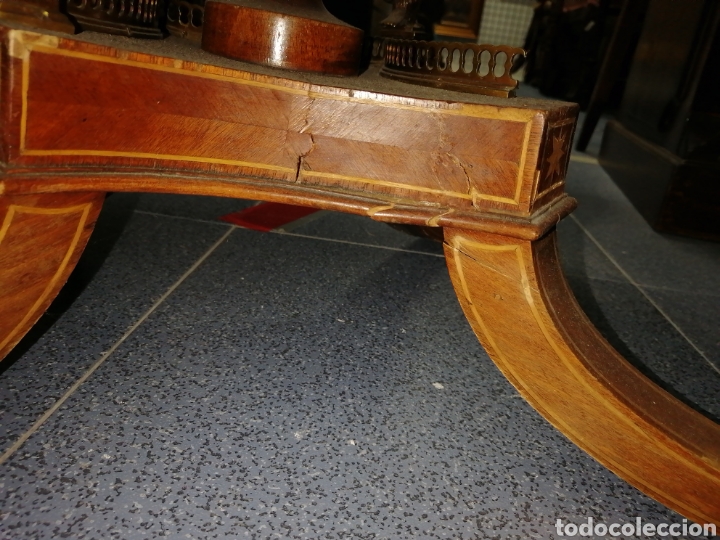 Antig&uuml;edades: Mesa madera redonda con marqueter&iacute;a y bronce - Foto 12