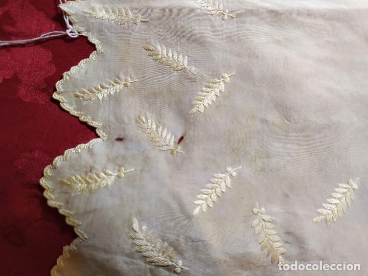 Antig&uuml;edades: PA&Ntilde;UELO DE SEDA CON BORDADO - Foto 2