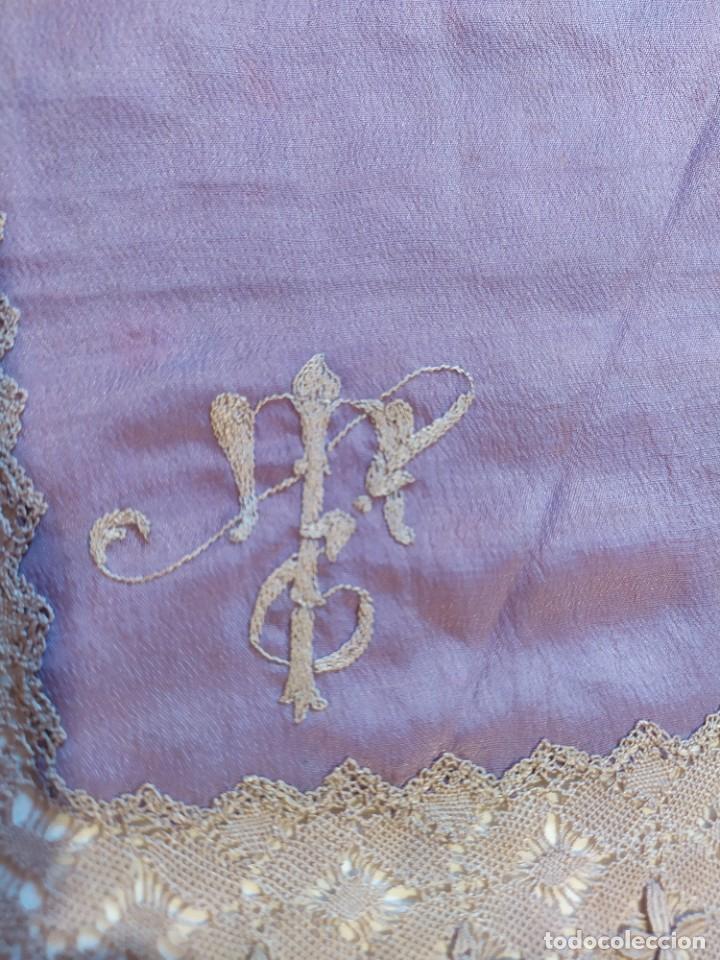 Antig&uuml;edades: PA&Ntilde;UELO DE SEDA Y ENCAJE CON BORDADO - Foto 4