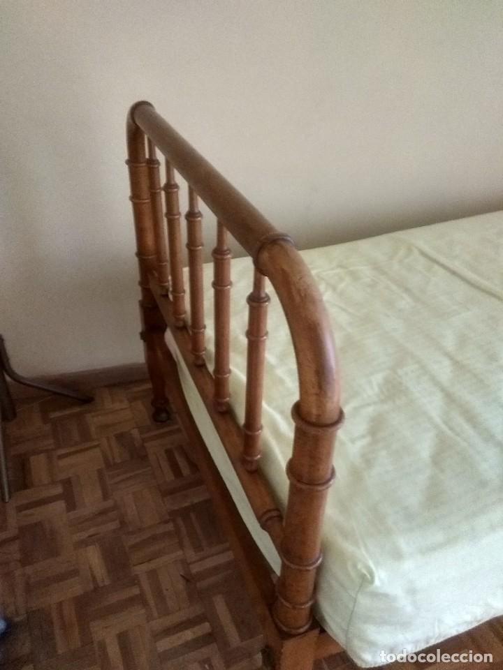 Antig&uuml;edades: Cama de madera muy bonita - Foto 2
