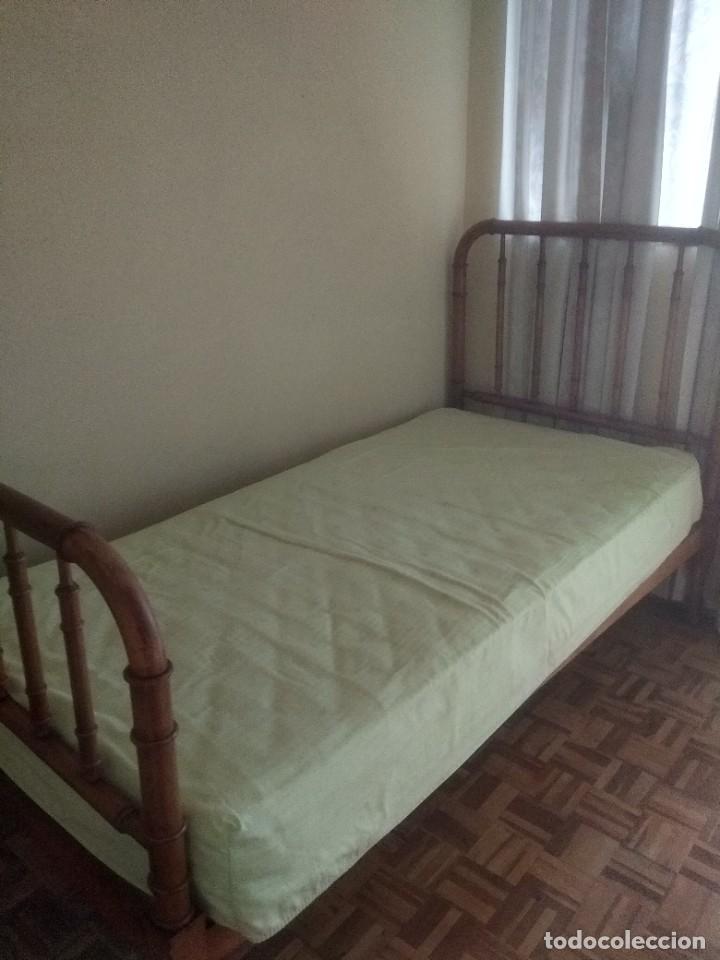 Antig&uuml;edades: Cama de madera muy bonita - Foto 1