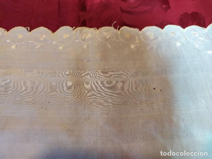 Antig&uuml;edades: PA&Ntilde;UELO DE SEDA CON BORDADO - Foto 4