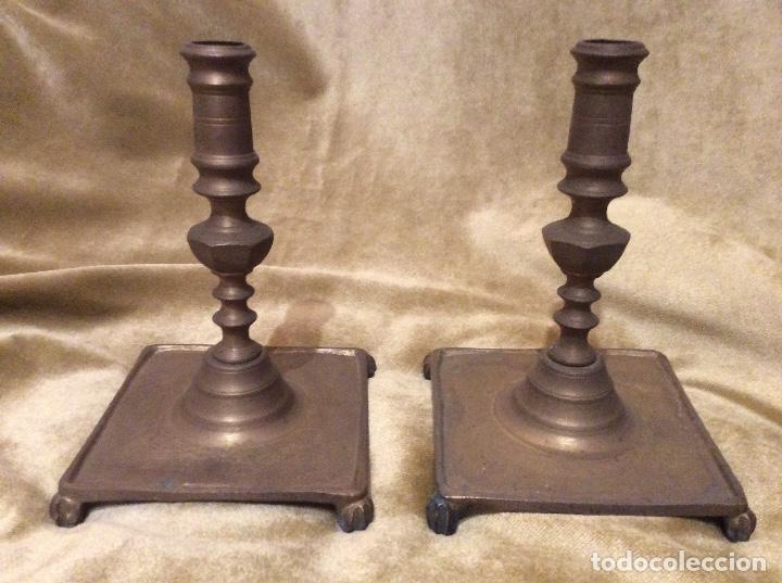 Antig&uuml;edades: PAREJA DE CANDELABROS BRONCE - Foto 1